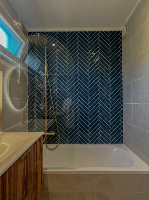 Salle de bain rénovation faience bleue