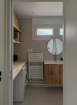 Salle de bain bleue et beige