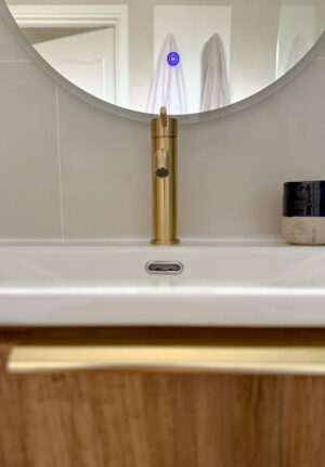 Détail salle de bain robinetterie doré