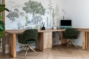 Bureau bois sur mesure avec papier peint vert cactus Isidore Leroy
